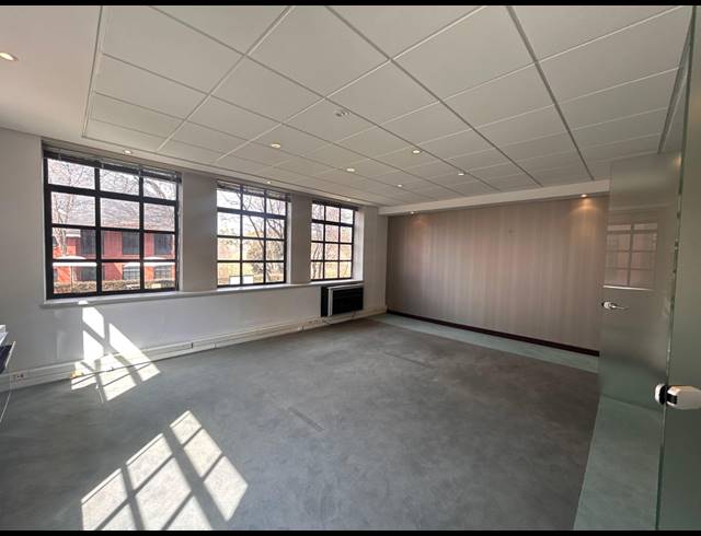 427M² OFFICE TO LET IN LYME PARK